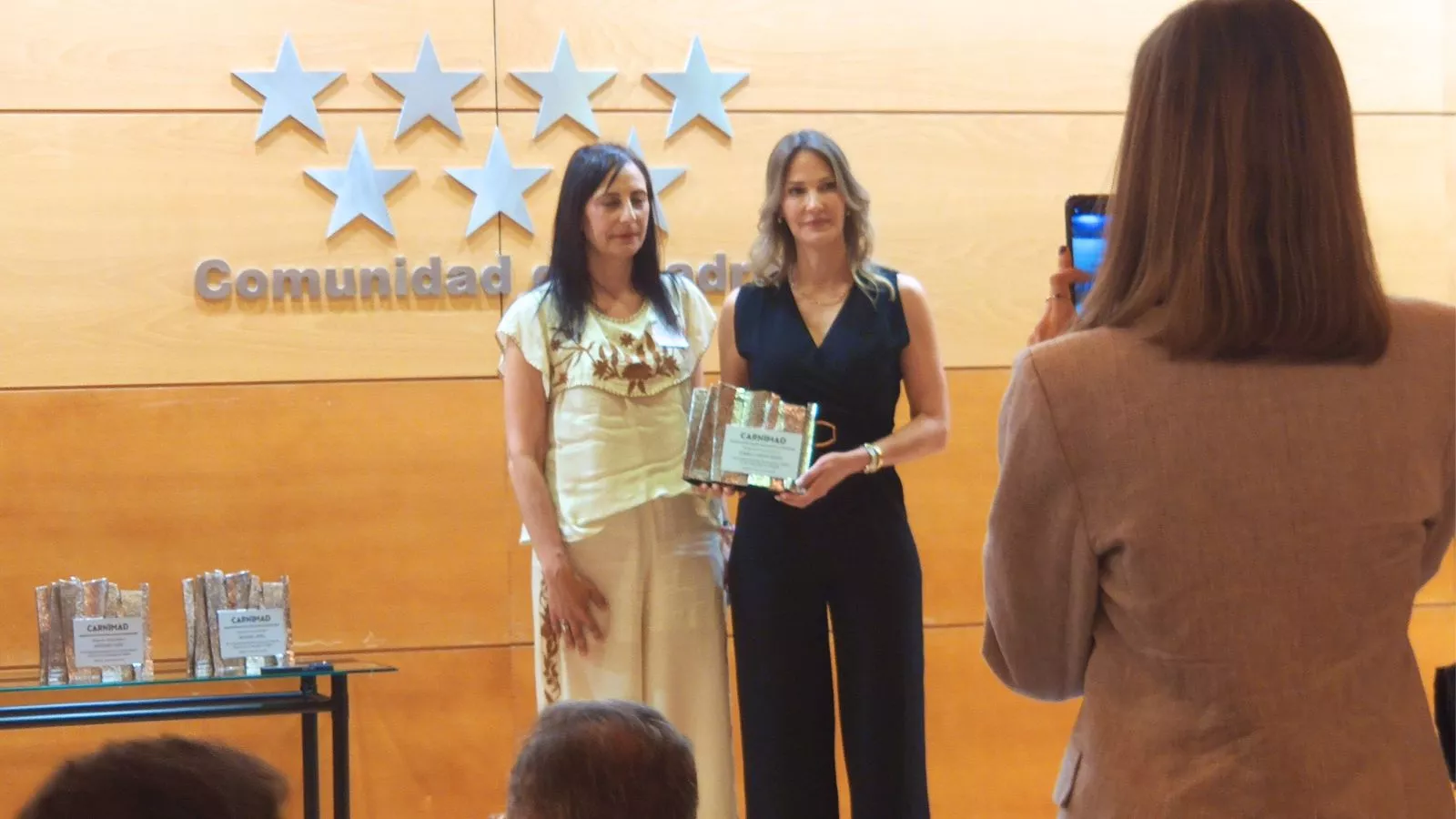 Elena de Aristazabal, CEO te Terra Carnicerías recogiendo el premio a mejor empresa del sector cárnico de la comunidad de Madrid 2024